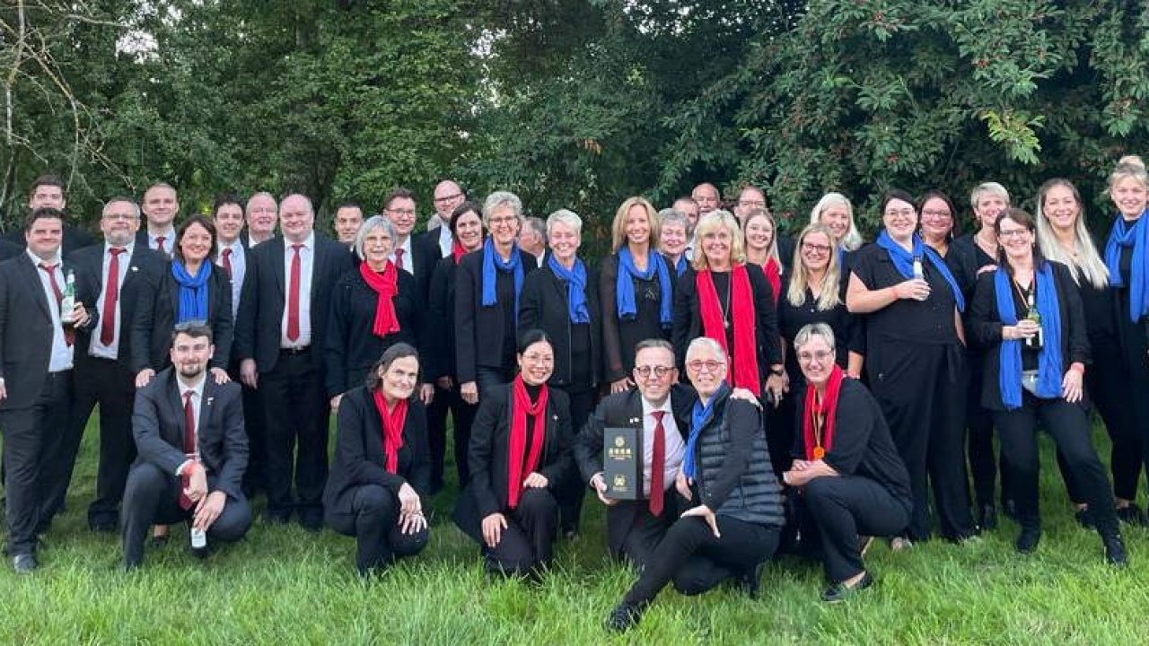 Starten voller Elan in die Probenarbeit des neuen Jahres: Die Möllmicker Chöre Einigkeit – hier bei der Verleihung des Meisterchor-Titels für Männerchor, Frauenchor und Gemischtem Chor in Witten. von privat