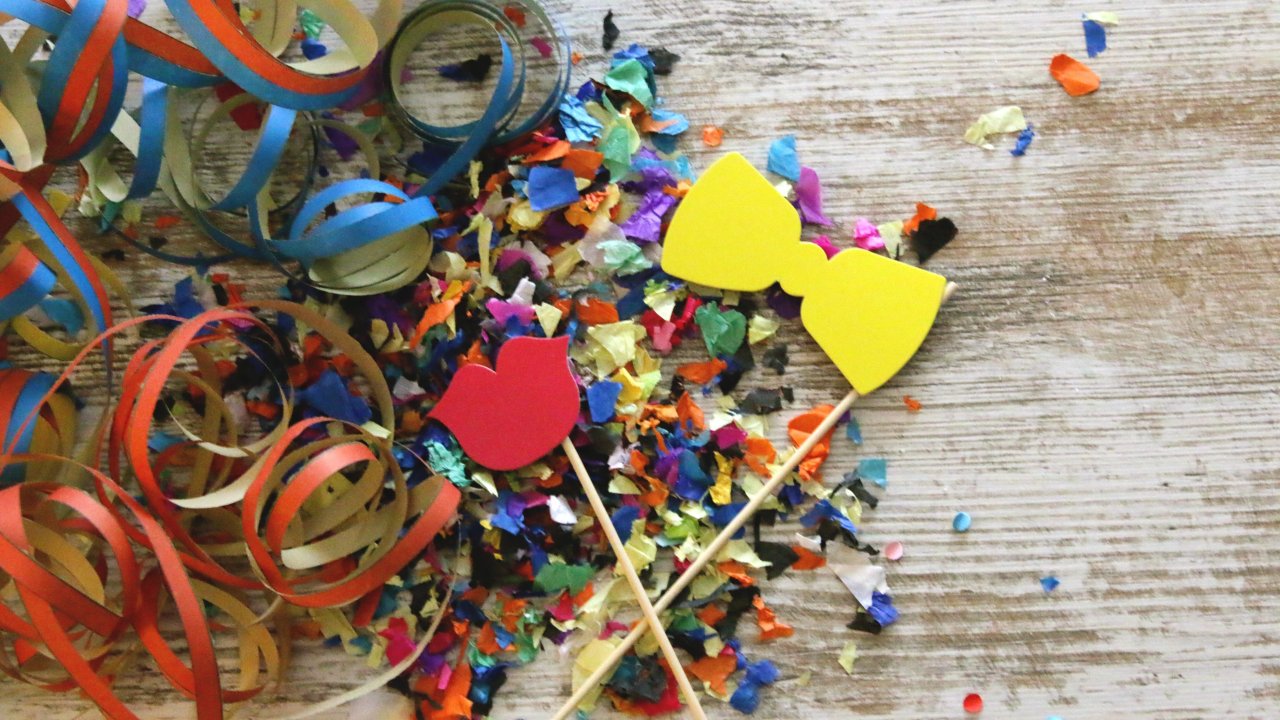 Karneval, Rosenmontag, Kostüm, Luftschlangen, Konfetti, Symbolfotos, bunt, von Tine Schmidt