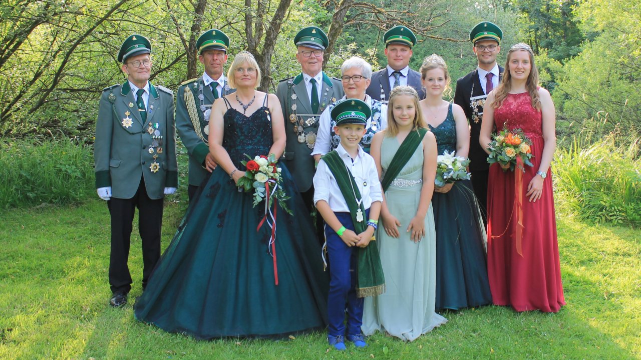 Die Drolshagener Majestäten sind bereit für einen stimmungsvollen Schützenball im Clemens-Haus. von privat
