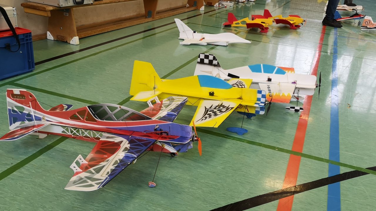 Der Aero Club Attendorn lädt zur Modellflugshow in die Rundturnhalle ein. von privat