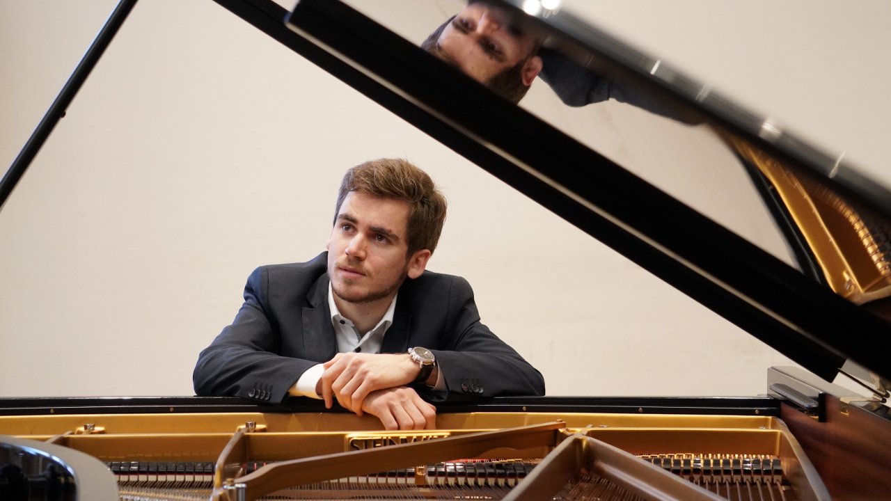 Der junge Pianist Emanuel Roch spielt in der Aula des Rivius Gymnasiums. von privat