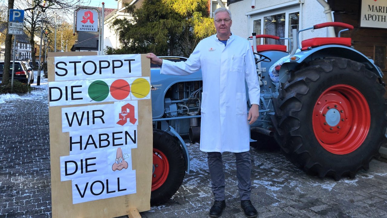 Apotheker Markus Brinker unterstützt den Protest der Landwirte und verweist mit seiner Aktion auch auf die Situation der Apothekerschaft. von privat