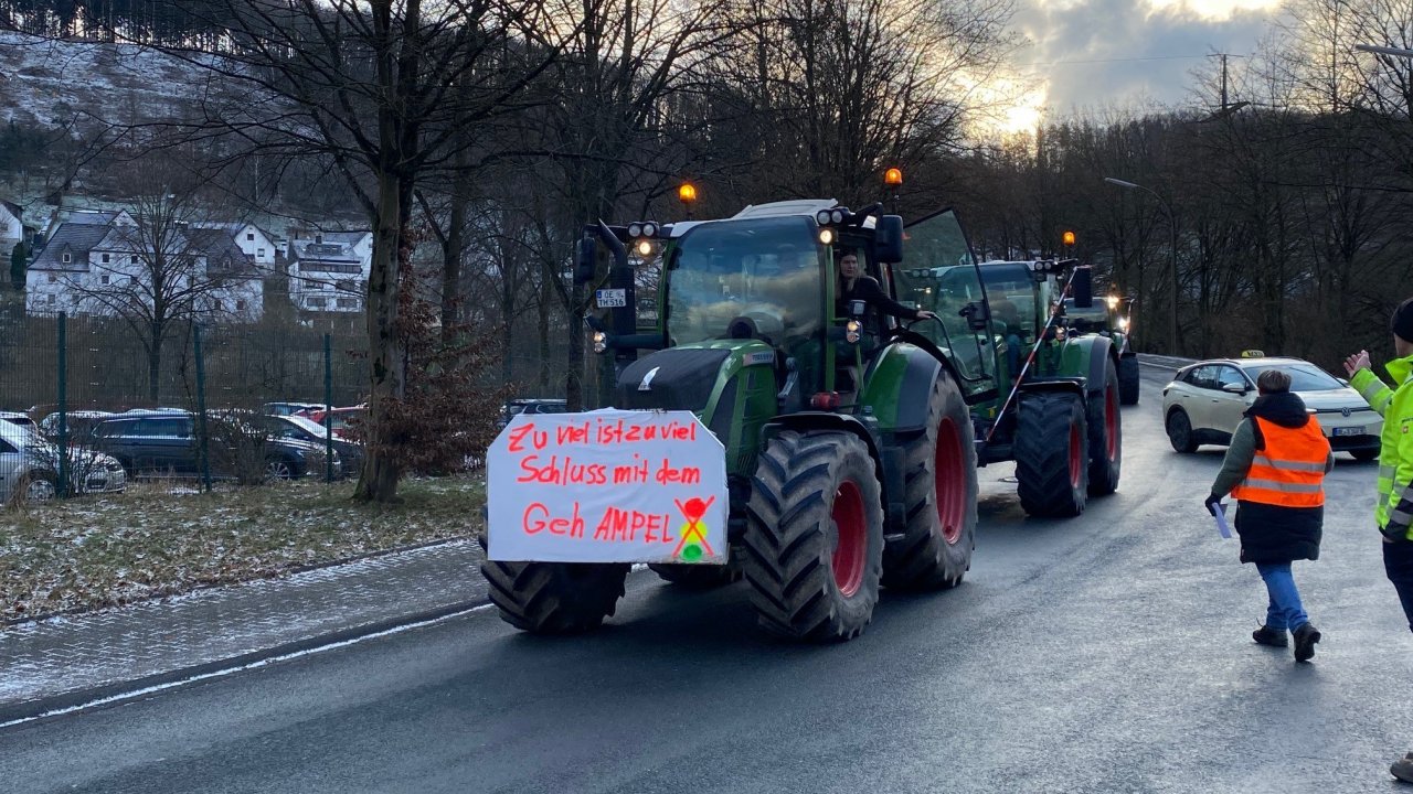 Die Bauern aus dem Kreis Olpe protestieren auf den Straßen. Der große Konvoi startet in Finnentrop-Frielentrop. von Lena Strunz