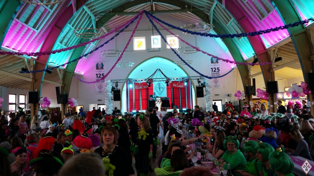 Die Damensitzung in Rönkhausen lockt zahlreiche Närrinnen an. von privat