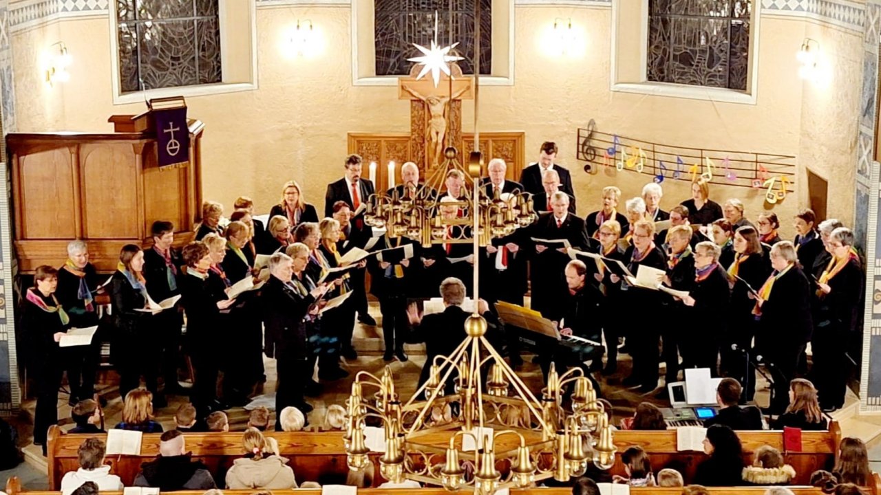 Die evangelische Erlöserkirche war voll besetzt beim Konzert des Kirchenchors St. Josef und der Musikschule. von privat