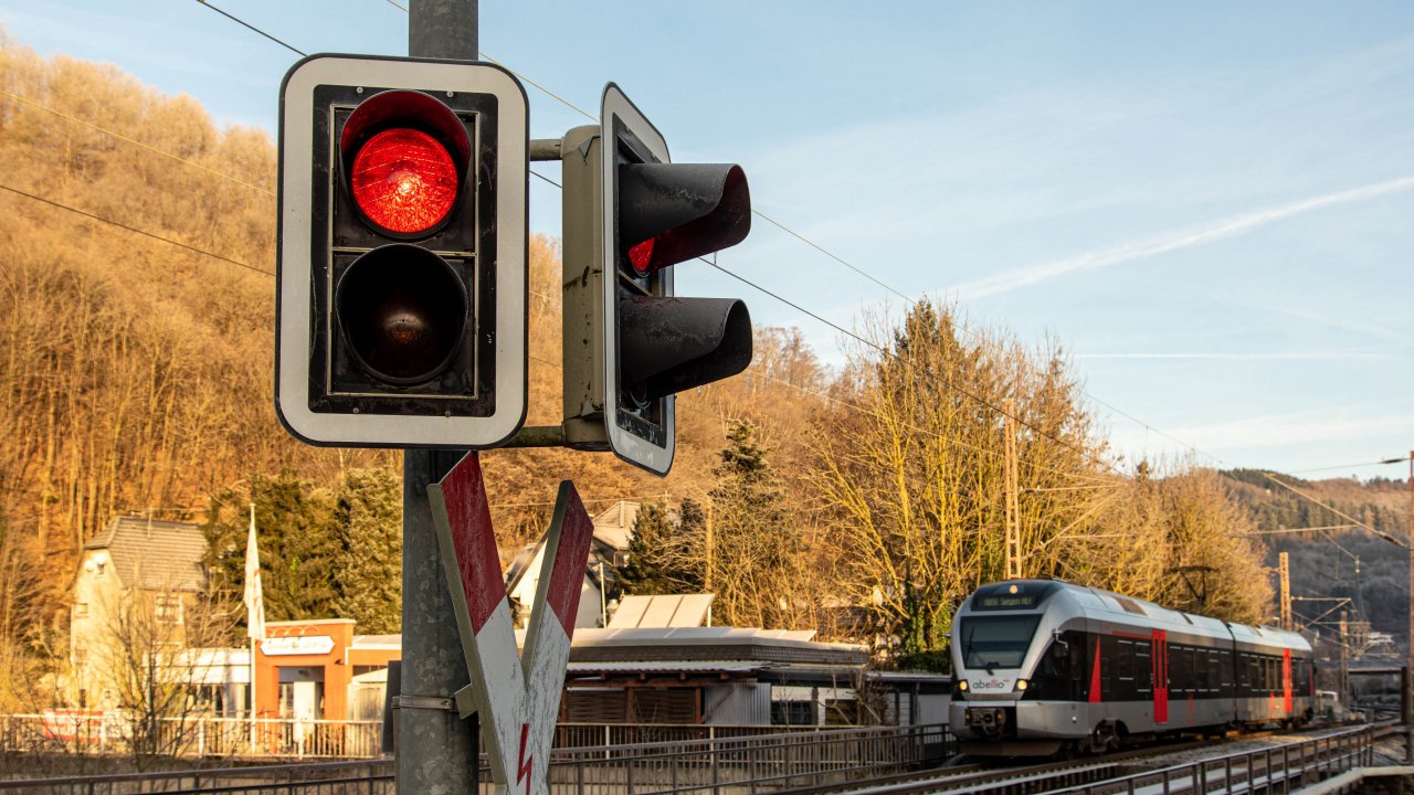 Um zu erfahren, ob euer Zug fährt, solltet ihr die Online-Informationen im Blick behalten oder euch bei der eingerichteten Hotline informieren. von Nils Dinkel