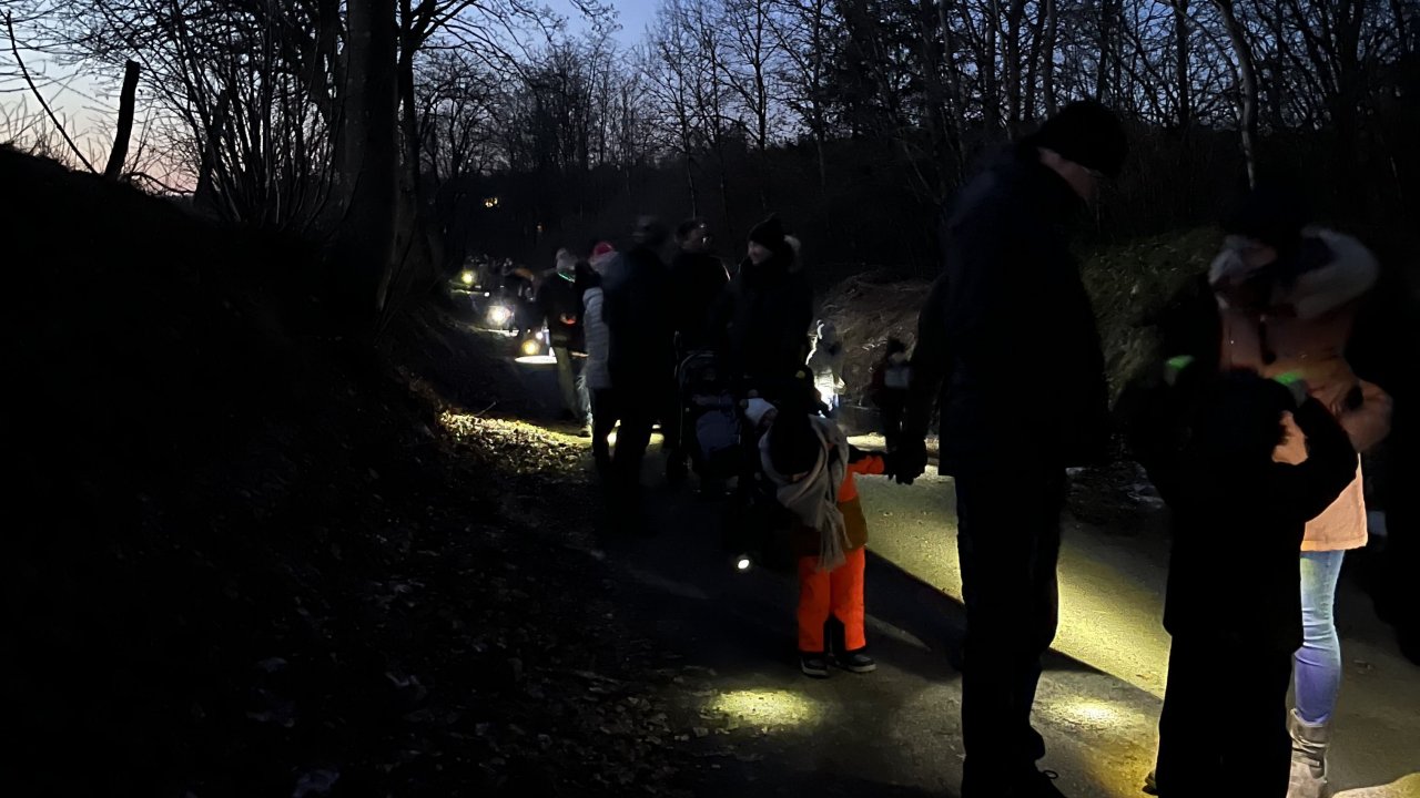 Mit Taschen- und Stirnlampen wanderten Kinder, Eltern und Erzieherinnen des Familienzentrums St. Severinus Möllmicke zur SGV-Hütte. von privat