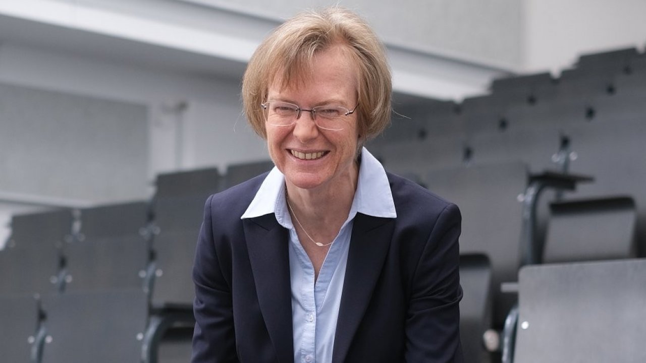 Prof. Dr. Stefanie Reese. von Universität Siegen