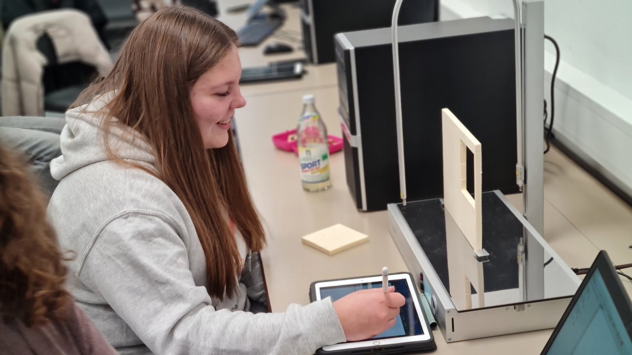 Viel Kreativität zeigten die Schüler (hier Nina Cordes aus der 10b) beim CNC-Workshop in Kooperation mit der Technischen Universität Köln. von privat