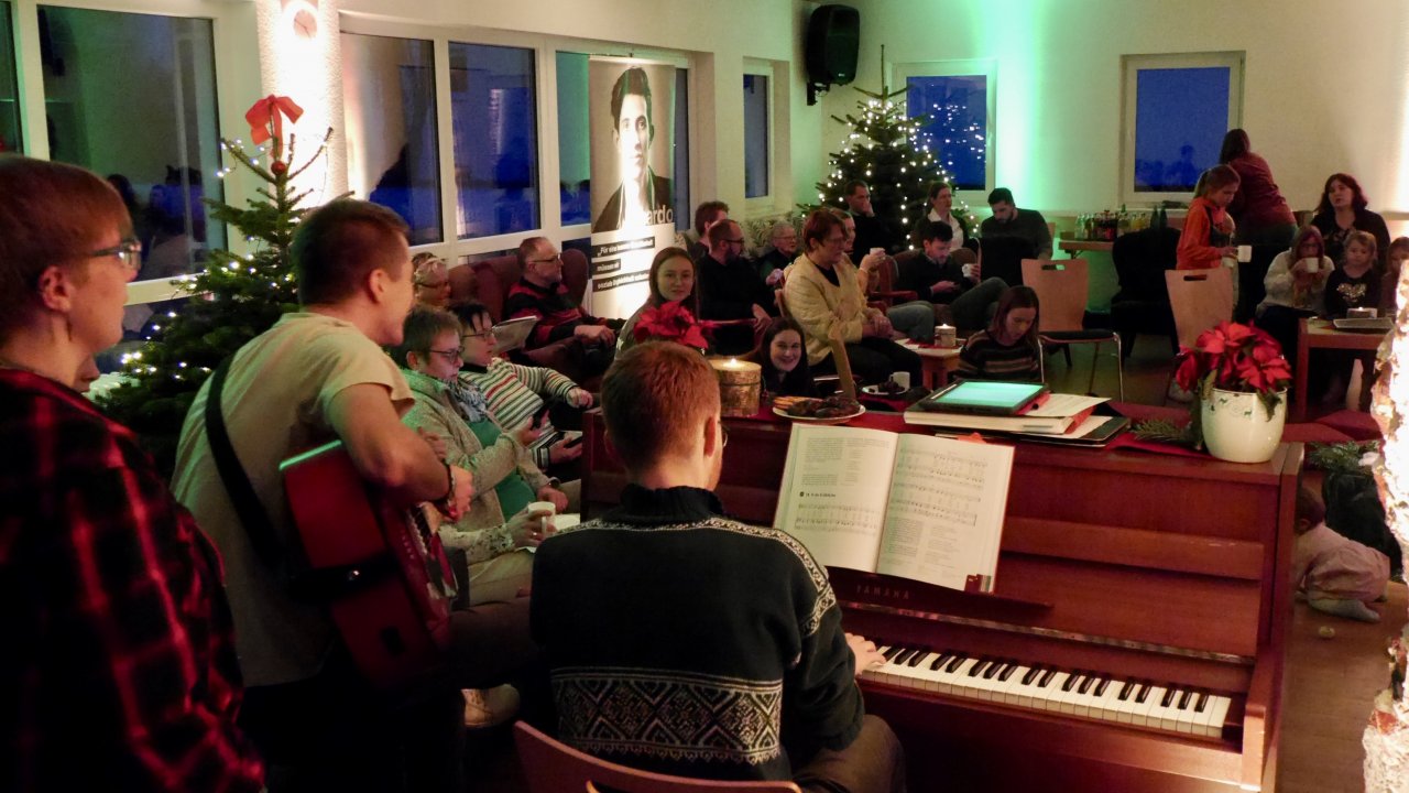 Rund 60 große und kleine Besucher waren beim ersten gemeinsamen Weihnachtssingen im Jugendhof Pallotti dabei. von privat