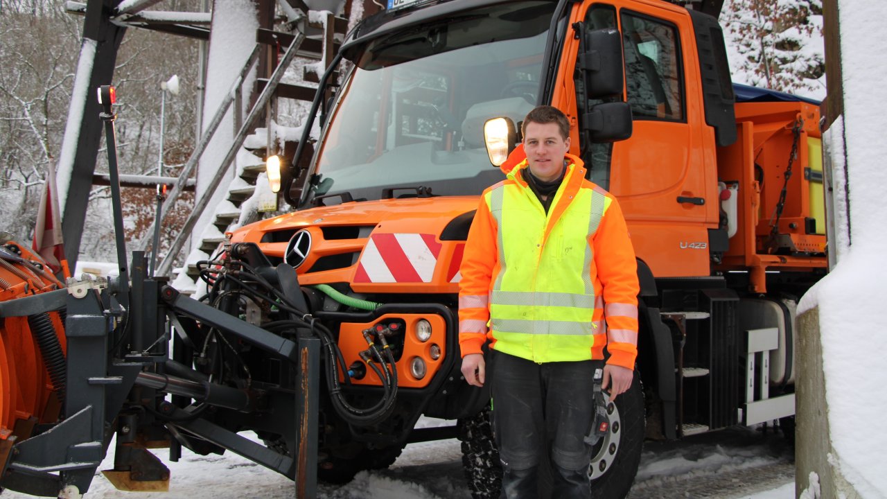 Unterwegs mit dem Winterdienst: Straßenwärter Timo Zeppenfeld vom Bauhof der Stadt Olpe sorgt bei Schnee und Glätte für befahrbare Straßen. von Lorena Klein