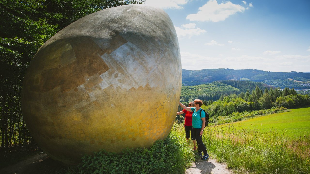 Das goldene Ei am Waldskulpturenweg. von BLB-Tourismus-GmbH_Stefan-Klenke