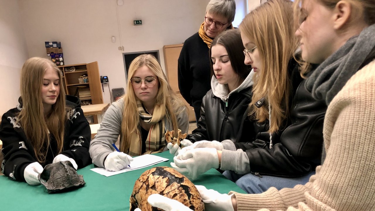 Die St.-Ursula-Gymnasiasten mit Biologielehrerin Martina Richter beim Workshop im Neandertalmuseum. von Sandra Schulte