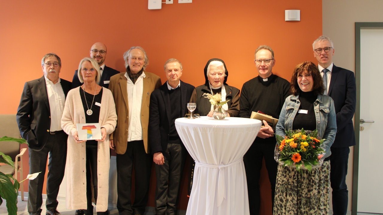 Im Kreise von Projektbeteiligten, Mitarbeitern, Bewohnern und einigen Gästen sind die Martinus-Höfe II eingeweiht und eingesegnet worden. von Lorena Klein