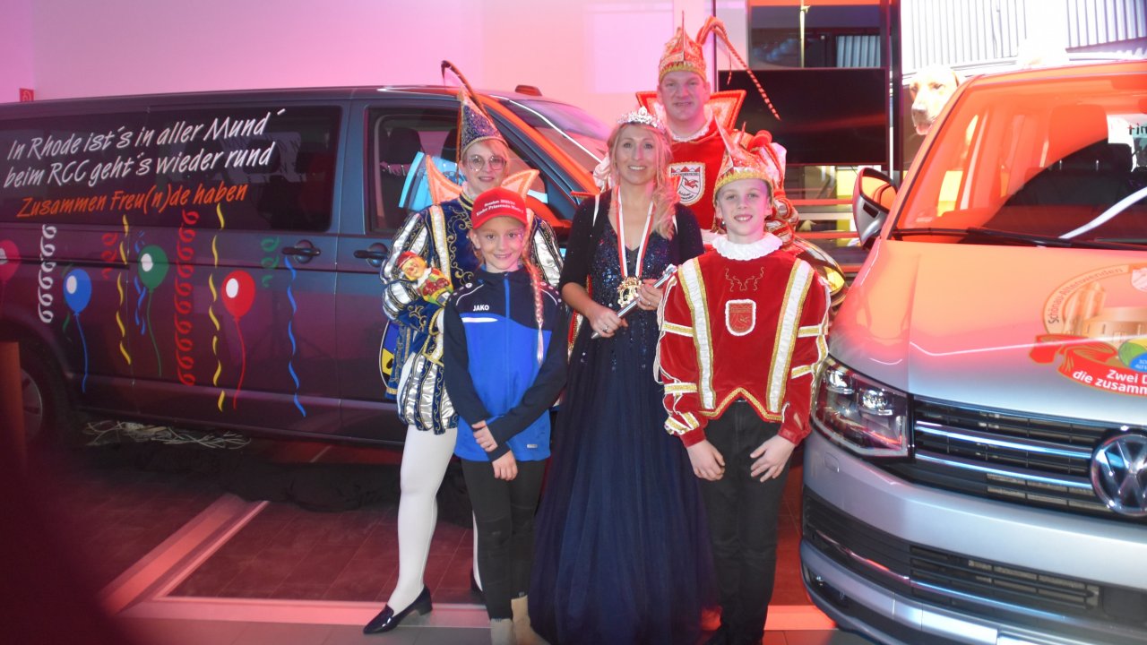 RCC-Prinz Simone Leine (l.), das Schönauer Prinzenpaar Dirk und Tine Schrage sowie das Schönauer Kinderprinzenpaar freuen sich über die nette Geste von Autowelt Hoppmann. von Nicole Voss