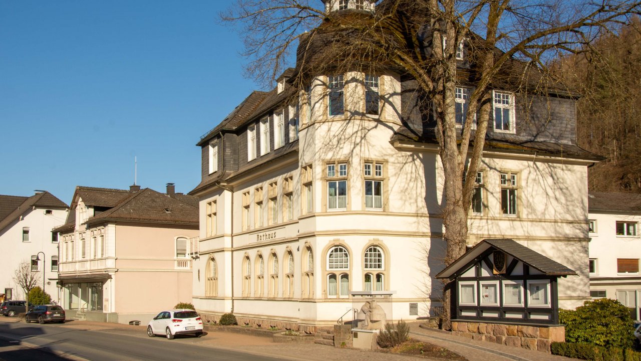 Das Rathaus der Gemeinde Kirchhundem. von Nils Dinkel