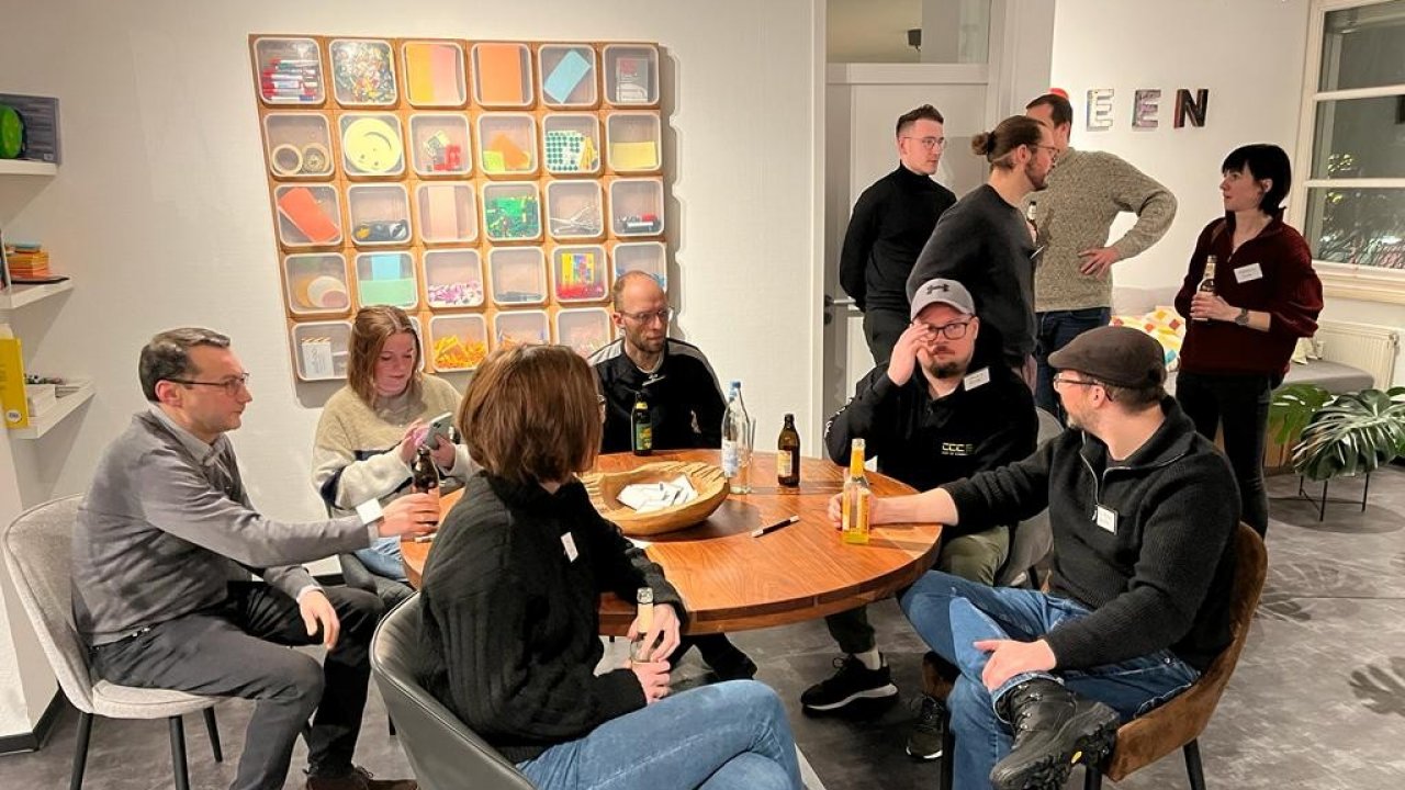 Beim ersten Gründungsstammtisch im Raum der Ideen in Altenhundem konnten sich die Anwesenden untereinander austauschen und voneinander lernen. von privat