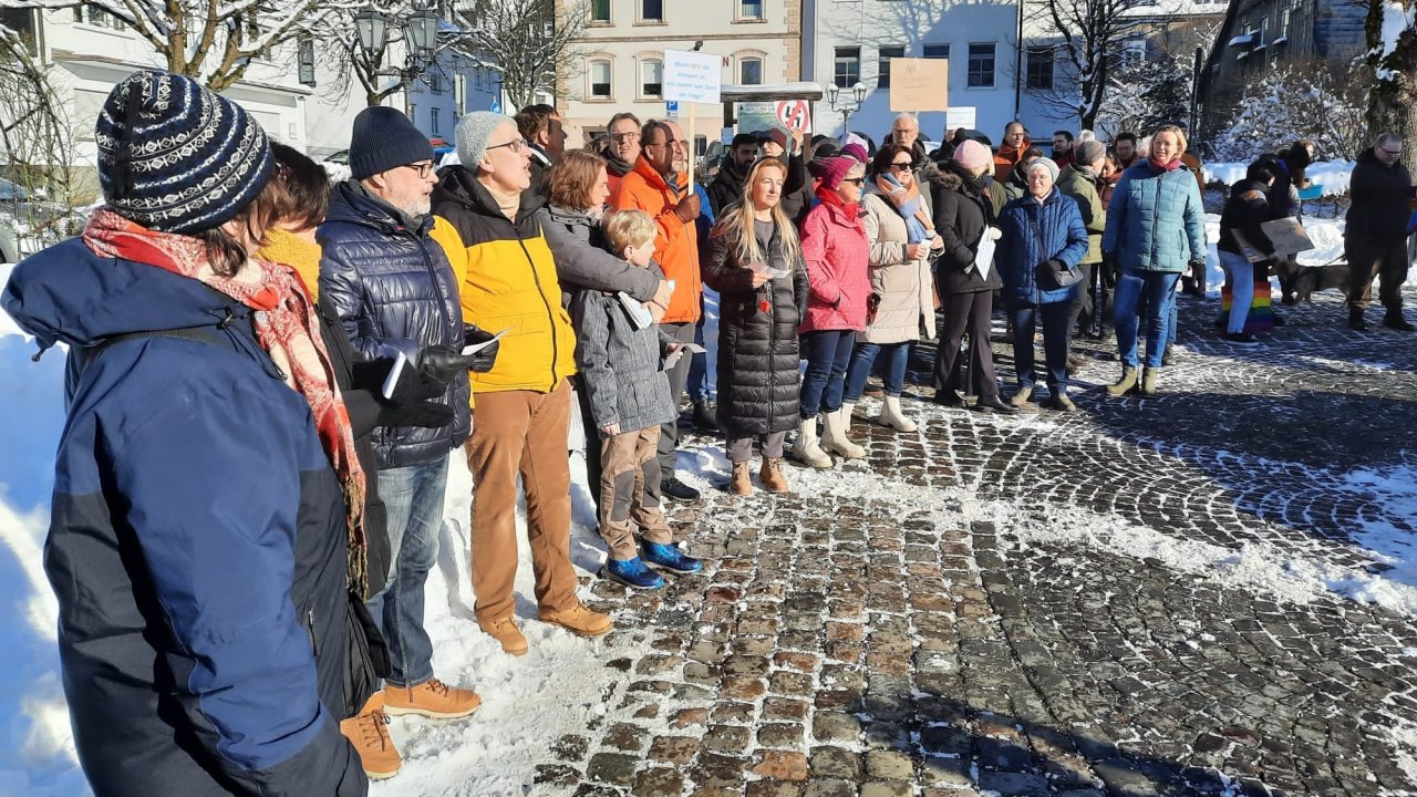 Auf dem Drolshagener Marktplatz trafen sich etwa 90 Bürger zu einer spontanen Protestaktion. von privat