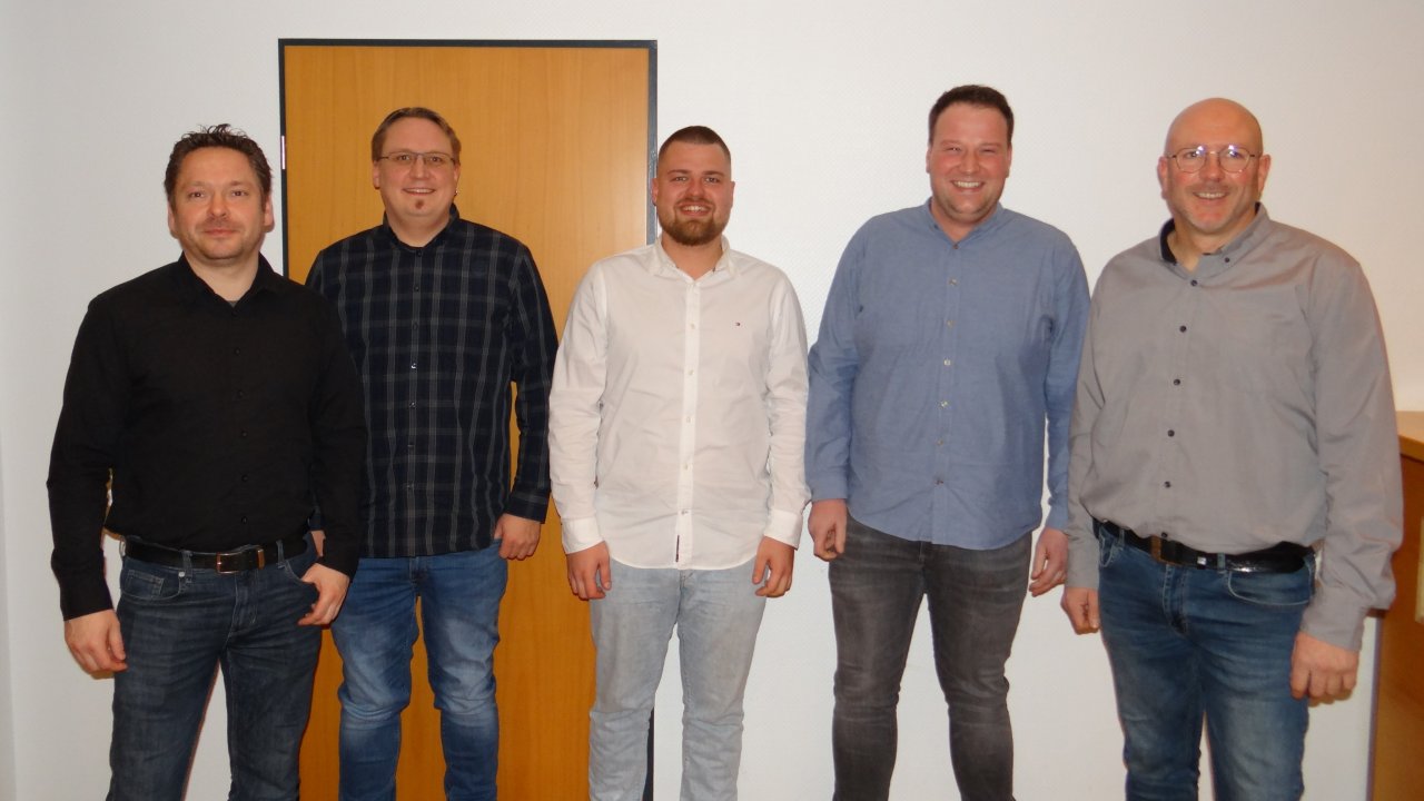 Vorstand des Schützenvereins Altenkleusheim (von links): Sebastian Tump (2. Beisitzer), Gregor Ohm (3. Beisitzer), David Nathe (Kassierer), Damian Burghaus (2. Vorsitzender), Frank Hengstebeck (1. Vorsitzender). Es fehlen: Damian Wehr (Schriftführer) und Felix Middel (Leutnant). von privat