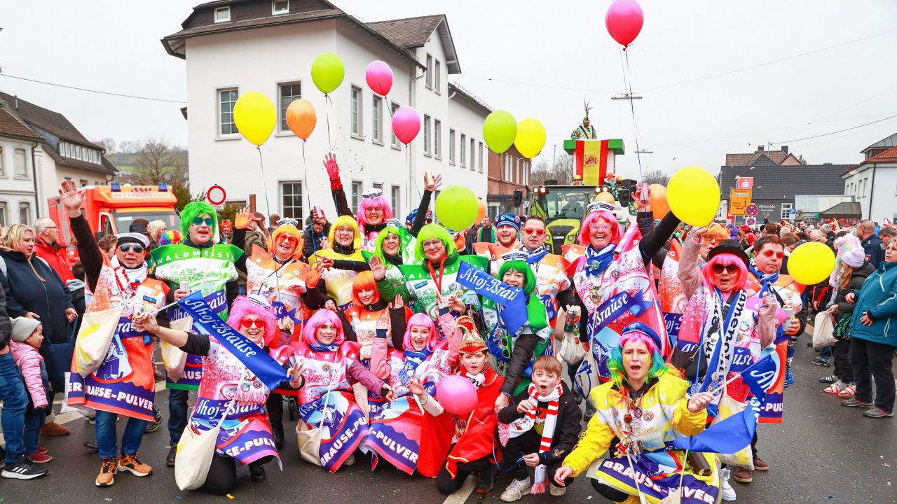 Endlich wieder Karneval, endlich wieder Veilchendienstags-Umzug in Grevenbrück! von Tine Schmidt
