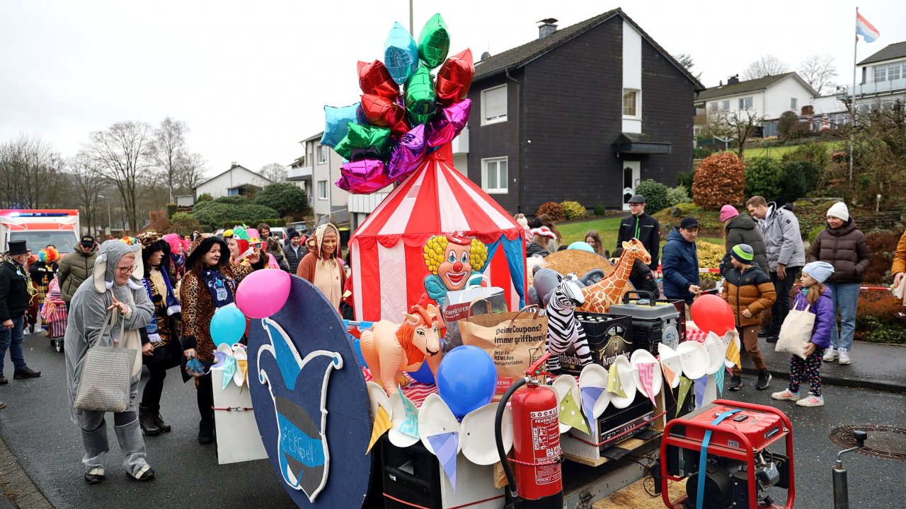 Unter dem Motto „Zirkus“ zogen die rund 200 Teilnehmer durch Eichhagen und begeisterten die Narren am Straßenrand. von Thomas Fiebiger