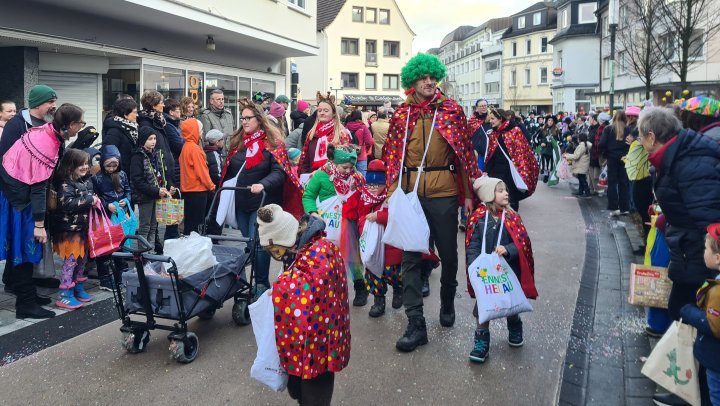 In Attendorn zog der große Rosenmontagsumzug der Kinder durch die Stadt.