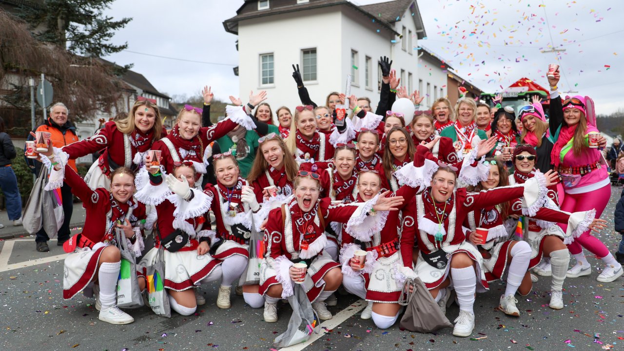 Grevenbrück steht Kopf: Tausende Jecken feiern Veilchendienstagsumzug