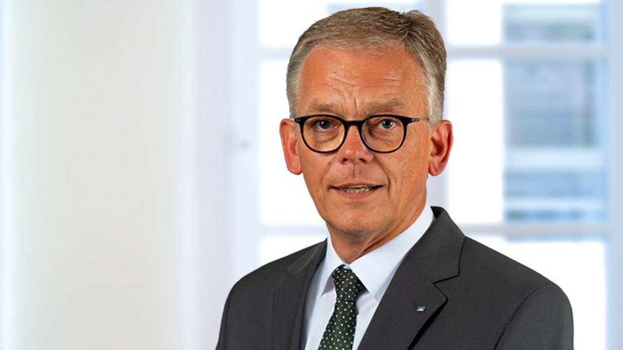 Bernd Kramer ist nach jahrzehntelanger Tätigkeit bei der Volksbank in den Ruhestand verabschiedet worden. von Volksbank Sauerland