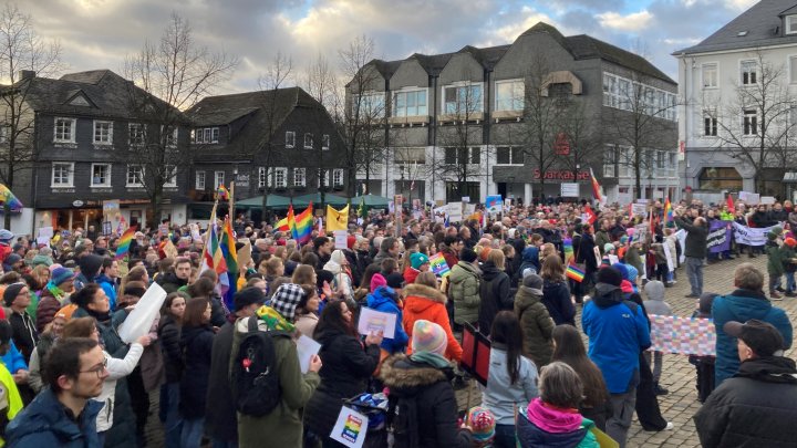 Etwa 1.000 Menschen demonstrieren am Freitagnachmittag, 26. Januar, auf dem Olper Marktplatz gegen...