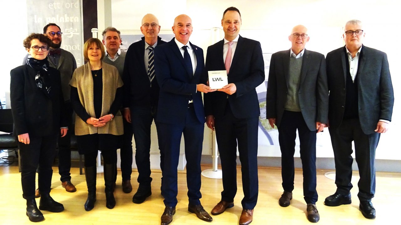 Direktor des LWL Dr. Georg Linnemann (Bildmitte) überreicht den Förderbescheid zum Bau eines Stadtmuseums an Bürgermeister Peter Weber von Sigrid Mynar