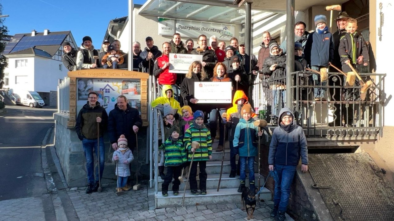Spendenübergabe vor dem Duarphius in Ostentrop. von privat