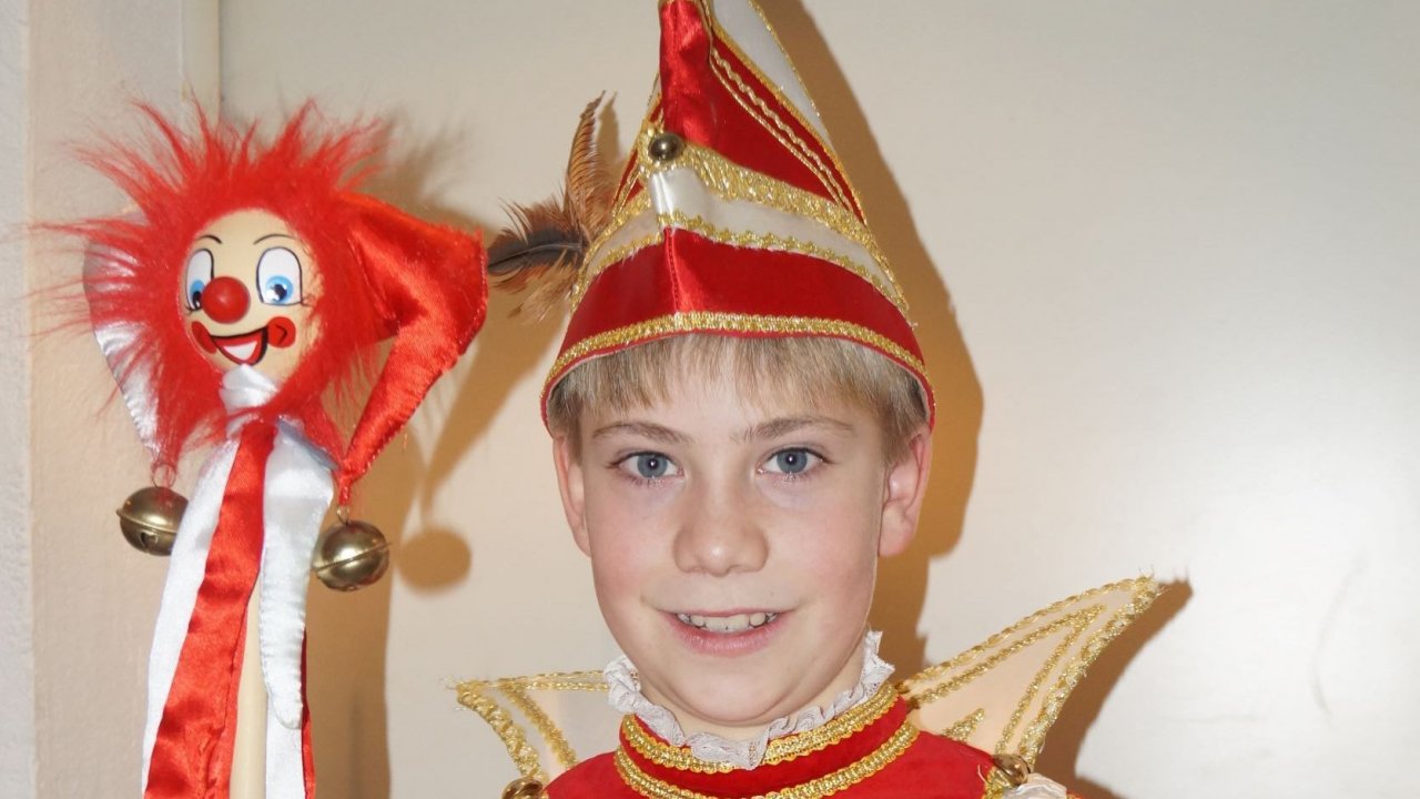 Kinderprinz Fynn I. (Voges) übergibt die Insignien der Regentschaft an seinen Nachfolger. von privat