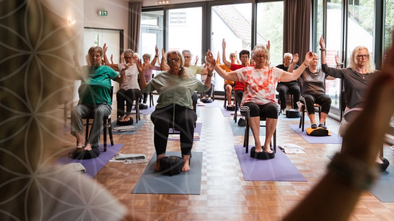 Mit Sen Yoga bietet die Tanzklasse ein neues Angebot speziell für Senioren an. von Tanzklasse