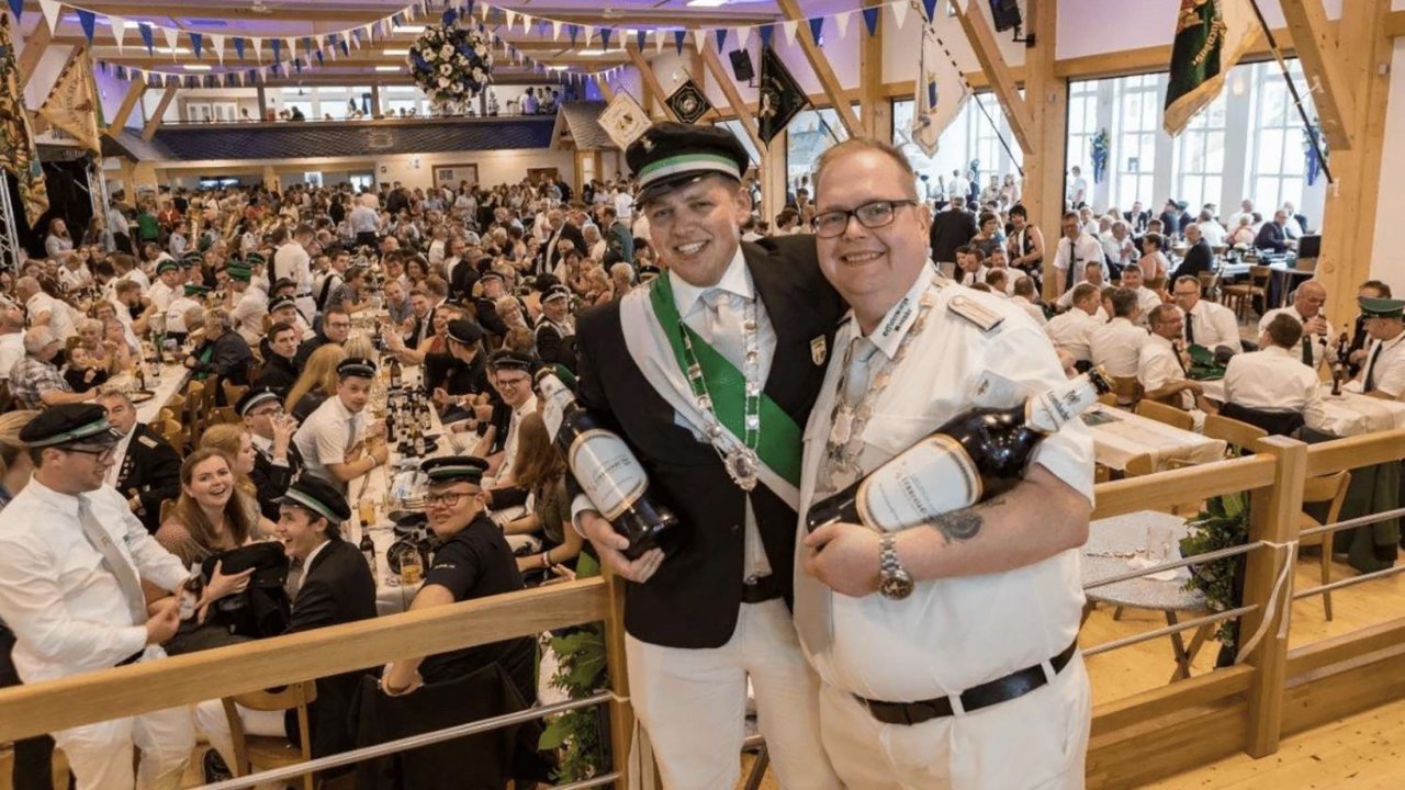 So schön strahlten André Korreck und Michael Voß nach ihrer Proklamation im Jahr 2019, beim Stadtschützenfest in Elspe. von privat