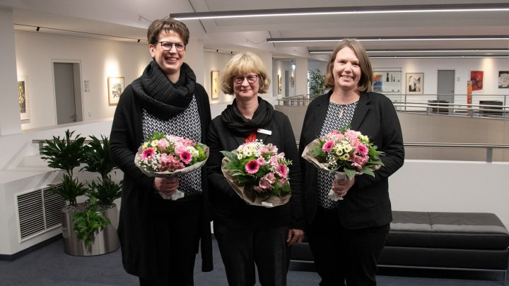Stephanie Hähn, Sandra Menzebach und Claudia Klein (von links) feierten Dienstjubiläum bei der...