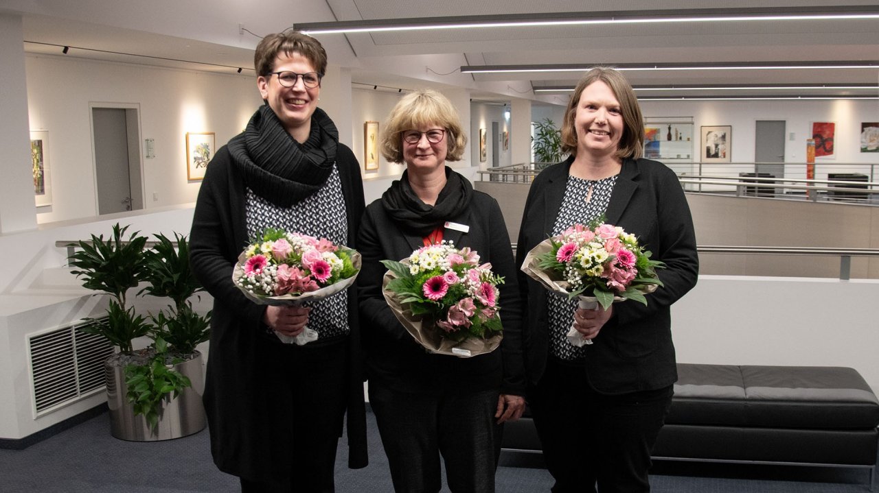 Stephanie Hähn, Sandra Menzebach und Claudia Klein (von links) feierten Dienstjubiläum bei der Sparkasse. von Sparkasse ODW