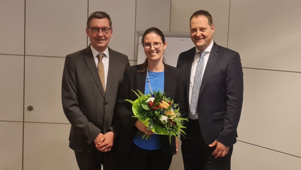 Der 1. Beigeordnete Thomas Bär (links) und Bürgermeister Peter Weber gratulierten Judith Feldner zur Wiederwahl. von Wolfgang Schneider