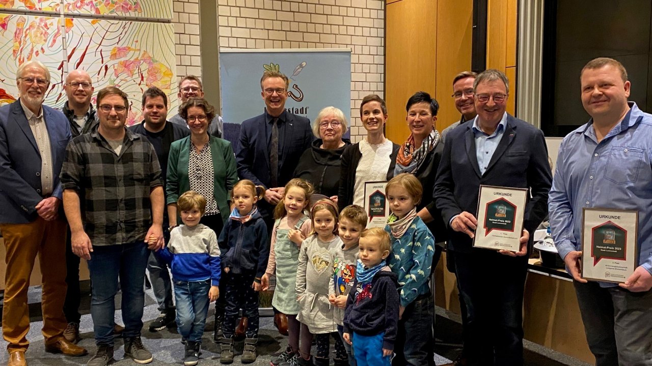 Strahlende Gesichter im Rathaus der Stadt Lennestadt: Die Gewinner des Heimatpreises 2023 mit Laudatoren und Jury-Mitgliedern. von Kerstin Sauer