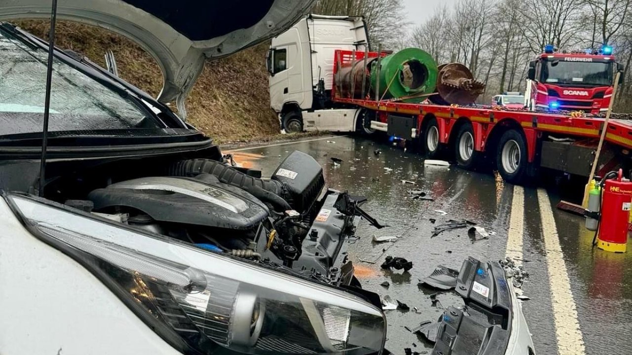 Die Unfallstelle auf der Plettenberger Straße zwischen Attendorn und Windhausen. von Feuerwehr Attendorn