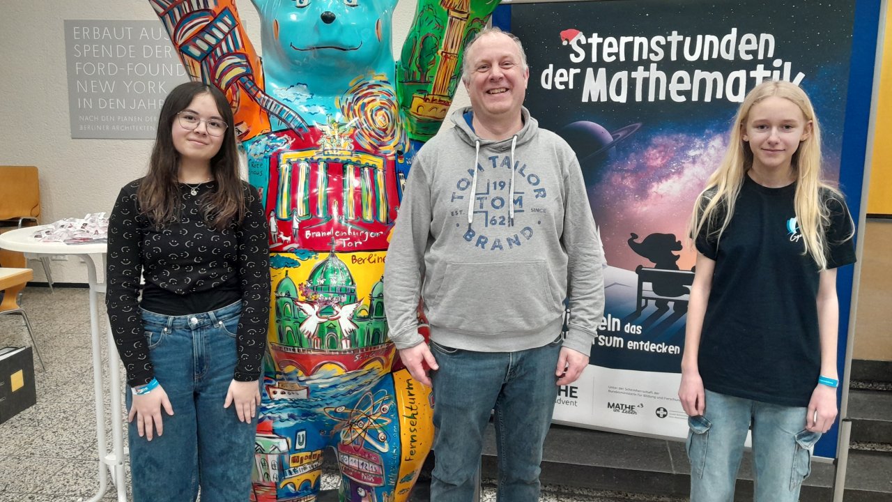 Von links: Anna Carina Wagener (Klasse 9b), Dr. Michael Wagener (Klassenlehrer der Klasse 7a) und Amélie Zimmermann (Klasse 7a). von privat/Dr. Ming Sun-Wagener