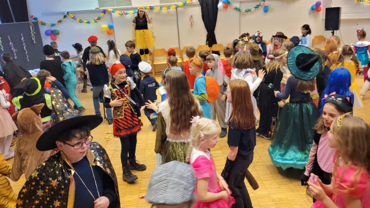 120 Kinder feierten in der OT Olpe eine bunte Karnevalsparty. von privat