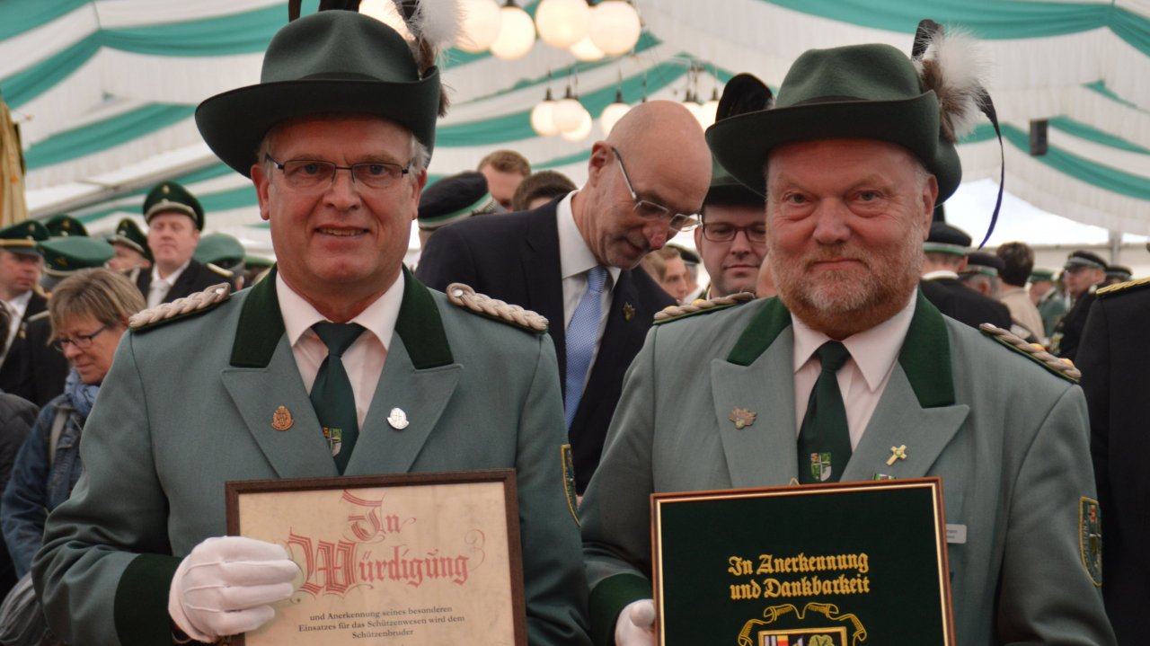Bundesoberst Martin Tillmann (rechts) mit seinem langjährigen Vorstandskollegen Ludger Maiworm. von Nicole Voss