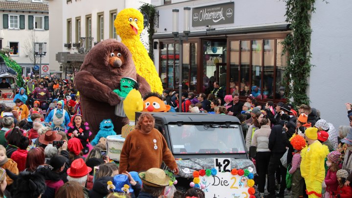 Ein Motivwagen beim Veilchendienstagsumzug in Attendorn: Nach Abschluss der Karnevalssession hat...