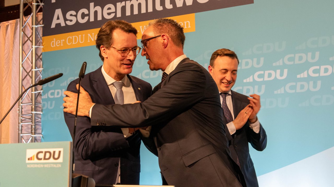 NRW-Ministerpräsident Hendrik Wüst mit dem CDU-Kreisvorsitzendem und Landtagsabgeordneten Jochen Ritter sowie CDU-Generalsekretär Paul Ziemiak (von links). von Nils Dinkel