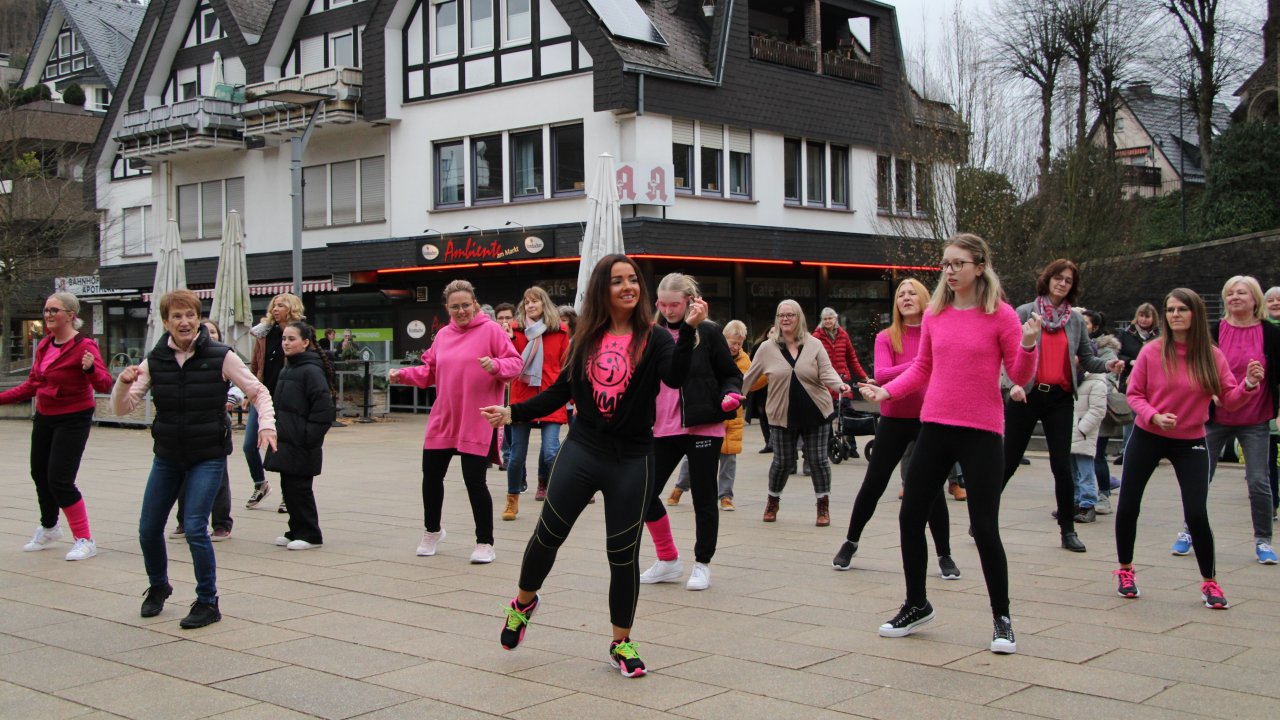 Im Rahmen der Kampagne „One Billion Rising“ gegen Gewalt an Frauen und Mädchen tanzte eine Gruppe von Frauen auf dem Marktplatz in Altenhundem. von Lorena Klein