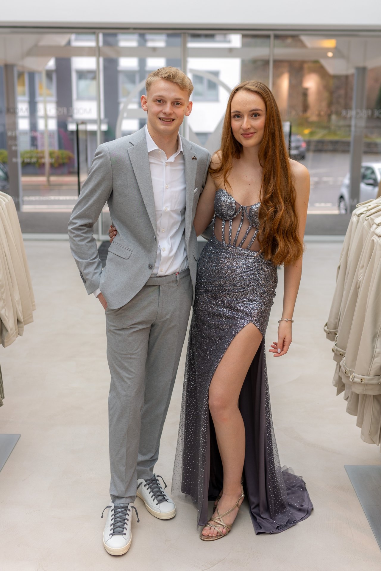Sarah Schneider und Max Wohlfahrt von der Gesamtschule Wenden zeigen heute ihre Outfits für den Abiball. von Tine Schmidt