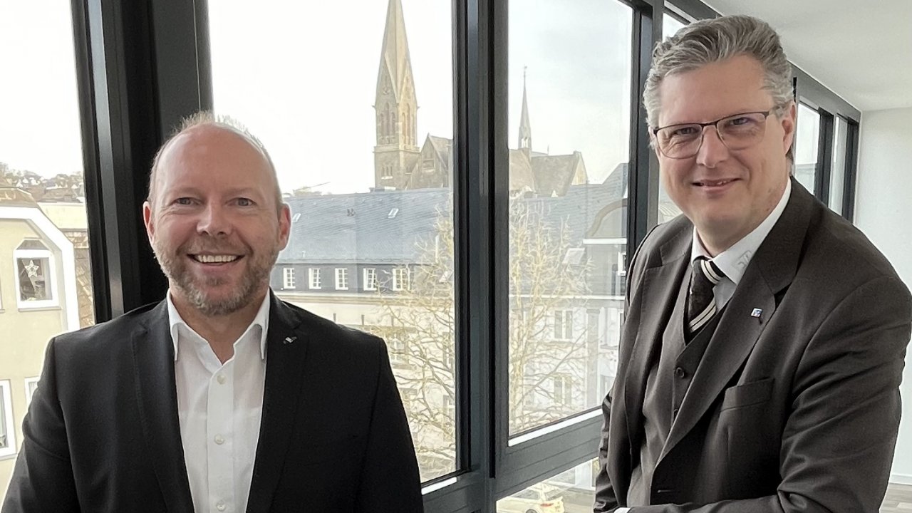 Die beiden Vorstandsmitglieder Marco Heinemann (links) und Markus Stottmeyer (rechts). von Volksbank Olpe-Wenden-Drolshagen