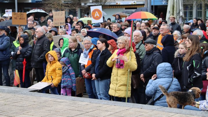 Eine Demonstration gegen Rechtsextremismus lockte am Sonntagnachmittag, 18. Februar, 1.500 Menschen...