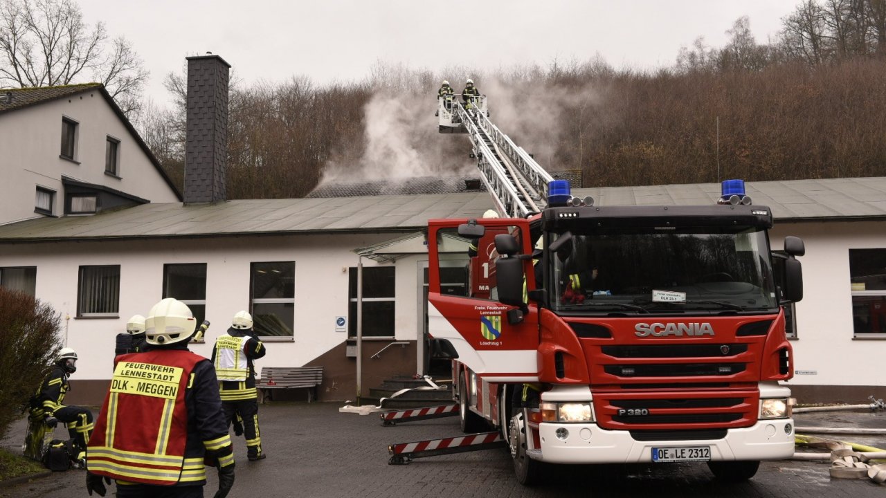 Die Feuerwehr rückte am Montagmorgen, 19. Februar, zu einem Dachstuhlbrand im hinteren Teil eines Firmengebäudes in Grevenbrück aus. von Nils Dinkel