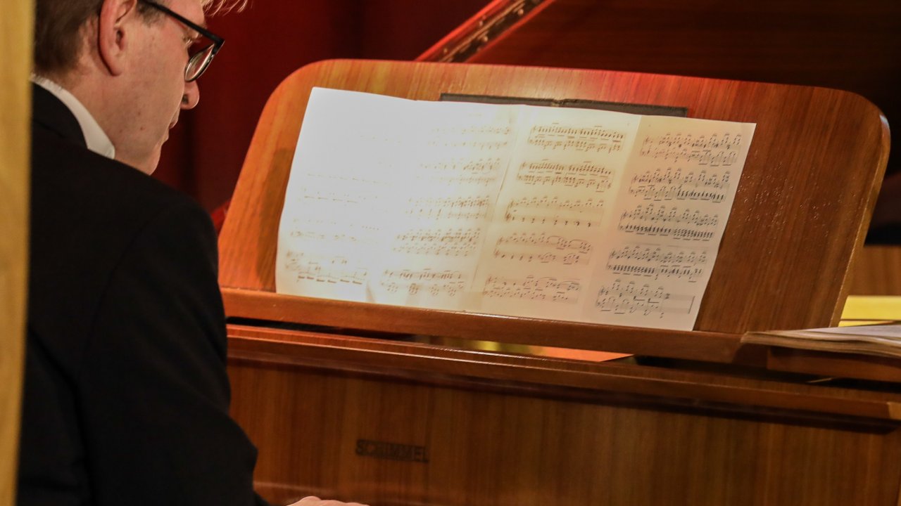 Pianist Wolfgang Nieß lässt seine flinken Finger über die Tasten huschen. von privat